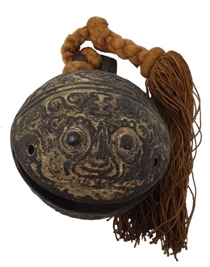 CHINE - 19e siècle Wooden bell with painted dragon head decoration 17 x 34 x 10 cm.

Three...
