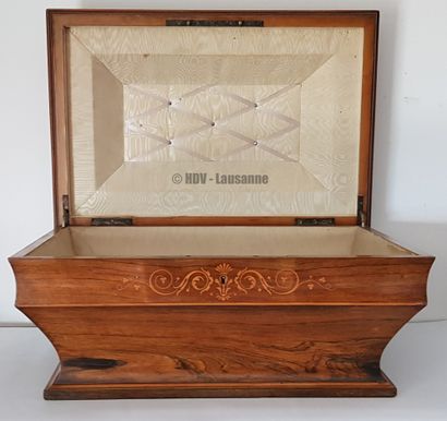 Grand coffre de mariage (1824-1830) 一个大型的查理十世（1824-1830）时期的婚礼箱，木质，紫檀木饰面和柠檬木叶的镶嵌，盖子上的首字母...
