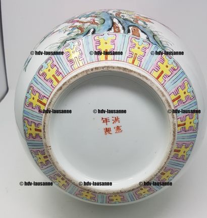 VASE – Chine Grand vase en céramique de forme boule au long col évasé à décor finement...