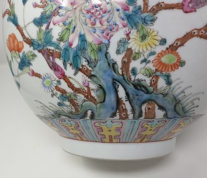 VASE – Chine Grand vase en céramique de forme boule au long col évasé à décor finement...