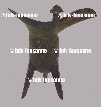Vase en bronze "JUE" - Chine Vase tripode en bronze avec un beau décor gravé sur...