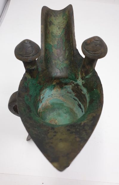 Vase en bronze "JUE" - Chine Vase tripode en bronze avec un beau décor gravé sur...