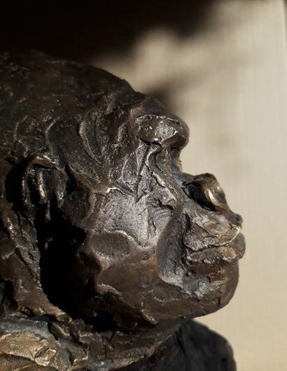 SELMA Sylviane "15 minutes Gorilla" Bronze sur socle de chêne brûlé en surface puis...