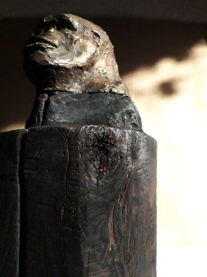 SELMA Sylviane "15 minutes Gorilla" Bronze sur socle de chêne brûlé en surface puis...