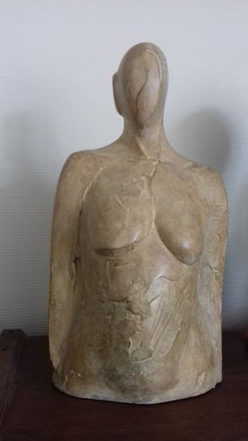 ROQUES Lucie "Présence" Torse Féminin. Bronze patiné 1/8 Hauteur : 51 cm. Largeur...