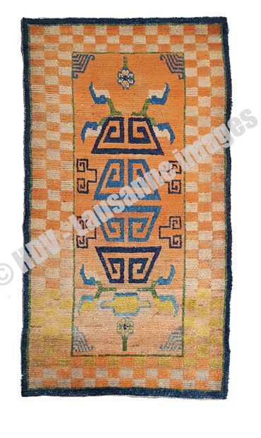 Tapis - Tibet (1930) Tapis épais en laine tissé et noué main au Tibet à décor géométrique,...