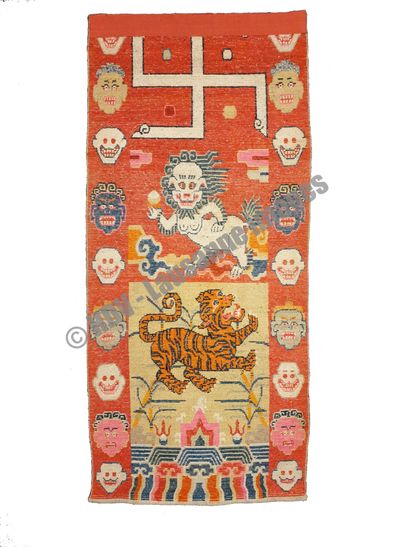 Tapis - Tibet (1900-1930) Tapis épais en laine à décor de la croix Bouddhiste "Swastika"...