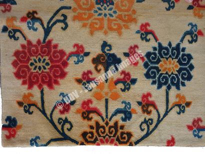 Tapis - Tibet (1880-1920) Tapis épais en laine au riche décor de lotus tissé et noué...