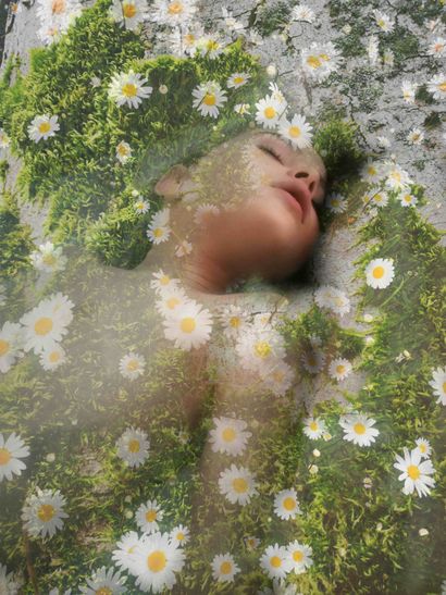 MILLOUR Charlotte "Une enfant dans les fleurs" photographie numérique sur alu - 40...