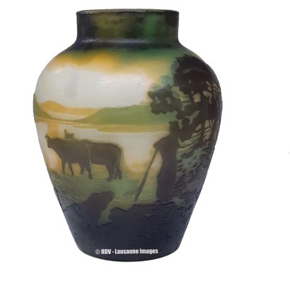 MULLER Frères « Vacher avec ses vaches » Vase en verre double couche gravé à l’acide... Gazette Drouot