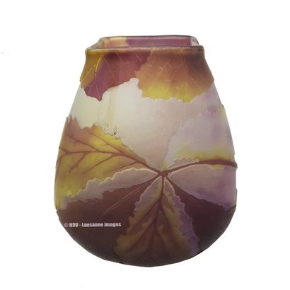 François-Théodore LEGRAS (1839-1916) « Feuilles de marronnier » Vase en verre carré... Gazette Drouot