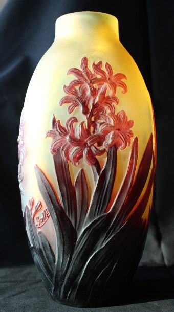 GALLÉ Émile (1846-1904) « Jacinthes » vase en verre soufflé-moulé, c.1900, décor...