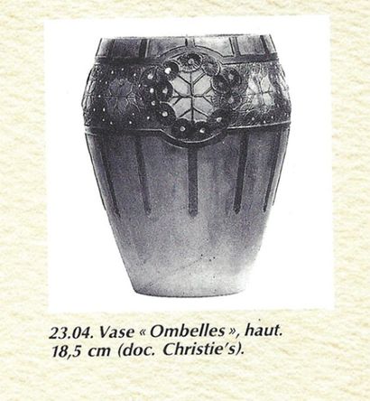 ARGY-ROUSSEAU Gabriel (1885-1953) « Ombelles » vase en pâte de verre c.1921, H :...