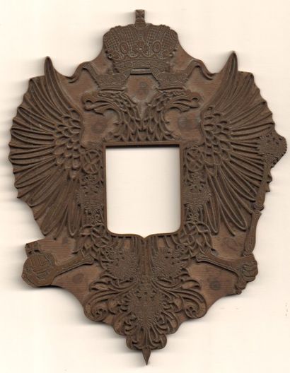 LES ARMOIRIES DE LA RUSSIE 
Fer à dorer en bronze, 15 x 12,5 cm, circa 1880. L’aigle...