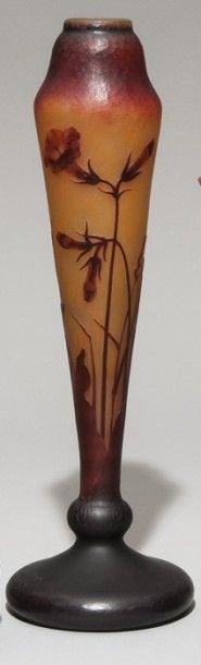 DAUM Nancy « Fleurs de tabac » vase en verre, c.1900, les longues feuilles sont dégagées...