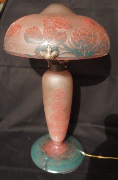 LE VERRE FRANÇAIS (Charles SCHNEIDER 1881-1953) « Les roses », lampe en verre gravée...