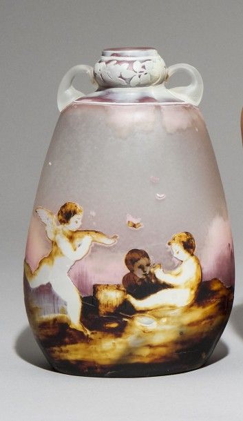 MÜLLER FRÈRES « Ange et amours sous un envol de papillons », vase en verre c.1900,...