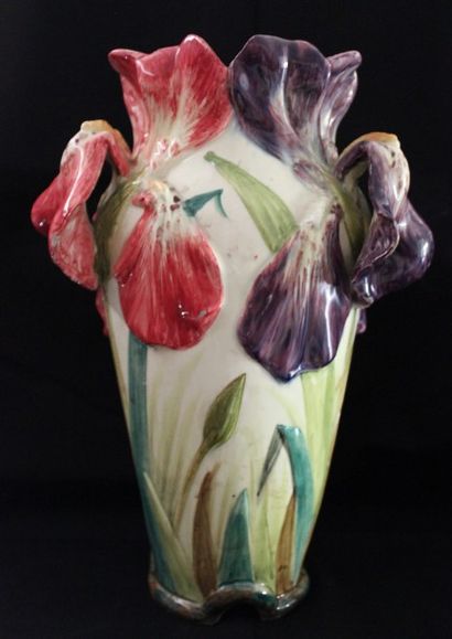 MASSIER Delphin (1836-1907) « Iris » vase en céramique c.1900, en haut relief aux...