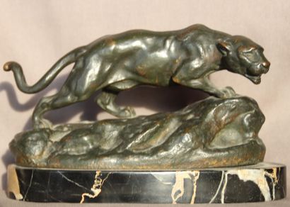 BARRY « Lionne » bronze c.1900, H : 10 cm, L : 17 cm (avec socle marbre H : 12 cm)...