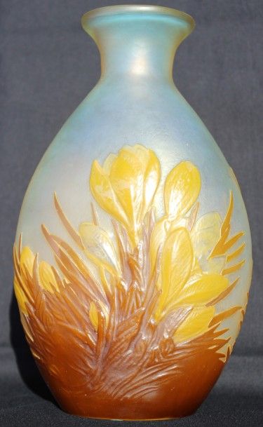 GALLÉ Émile (1846-1904) « Crocus » vase en verre soufflé-moulé, c.1900, décor aux...
