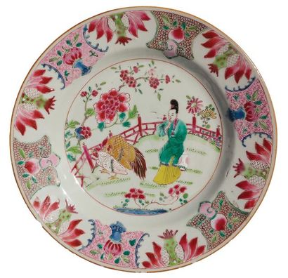 CHINE - Epoque YONGZHENG (1723 - 1735) 
Assiette en porcelaine à décor en émaux polychromes...