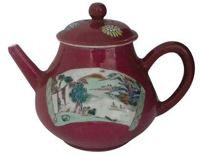 CHINE - Epoque YONGZHENG (1723 - 1735) 
Petite verseuse en porcelaine émaillée rose...