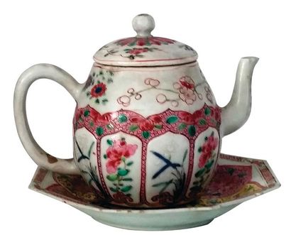 CHINE - Epoque YONGZHENG (1723 - 1735) 
Verseuse et coupelle octogonale en porcelaine...
