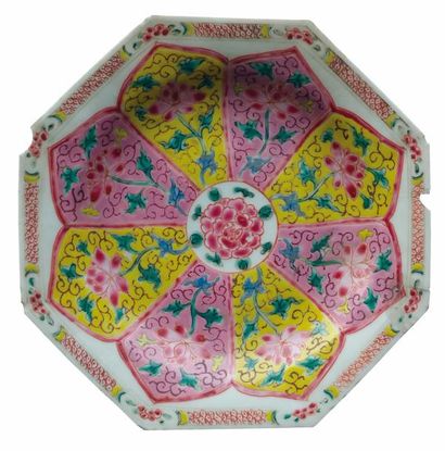 CHINE - Epoque YONGZHENG (1723 - 1735) 
Verseuse et coupelle octogonale en porcelaine...