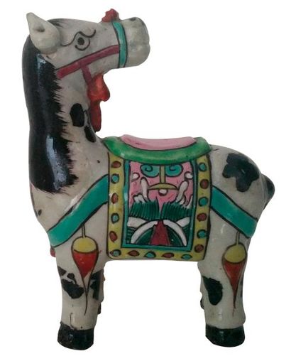 CHINE - Epoque JIAQING (1796 - 1820) 
Petit cheval en porcelaine, le harnachement...