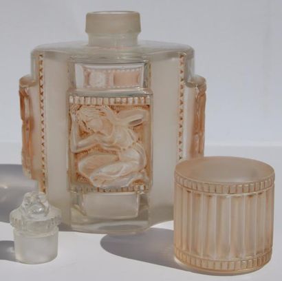 LALIQUE René (1860-1945) « HÉLÈNE » Flacon à parfum modèle n°2 créé en 1942, en verre...