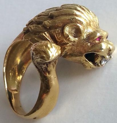 BAGUE LION 
Bague en or avec un petit diamant dans la bouche yeux en rubis 17 gr....