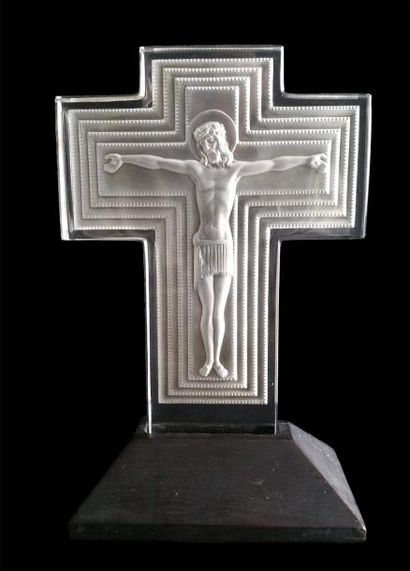 LALIQUE René (1860-1945) 
« CHRIST » Modèle créé le 10 décembre 1935, en verre blanc...