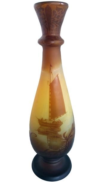 GALLÉ Émile (1846 -1904) 
« L’AURORE LE DEPART DES PECHEURS » Vase en verre double...