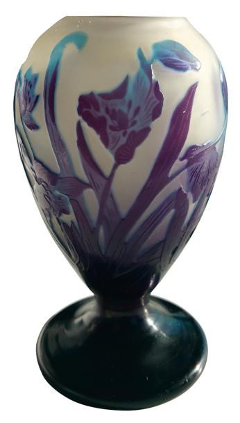 GALLÉ Émile (1846-1904) 
« FLEURS BLEUES » Vase en verre de 1900, gravé à l’acide,...