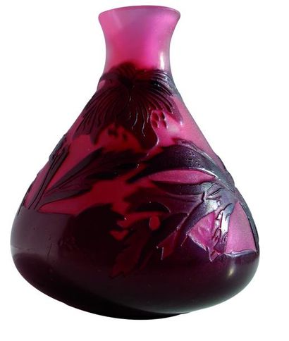 GALLÉ Émile (1846-1904) 
« FLEURS BORDEAU » Vase de 1900 gravé à l’acide signé H...
