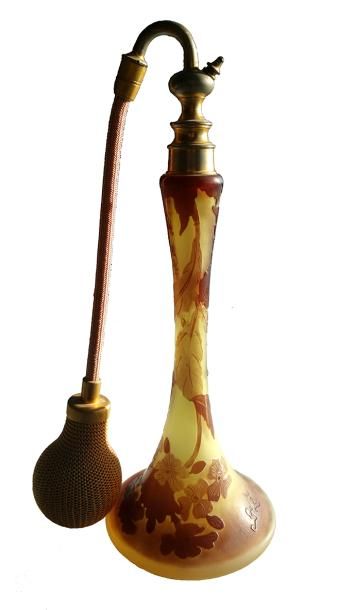 GALLÉ Émile (1846-1904) 
Vaporisateur d’époque 1900, verre gravé à l’acide d’un décor...