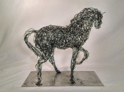 LAURENT Isabelle "Grani " Sculpture réalisée en fil de fer soudé sur un socle métal...
