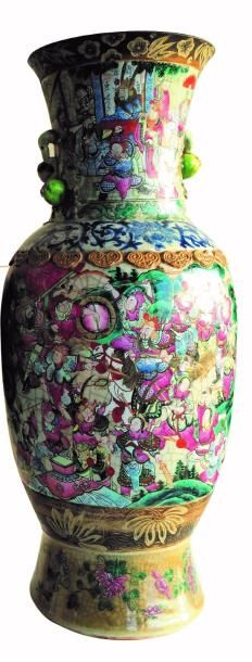 CHINE - Canton XIXe siècle Paire de grands vases en porcelaine en émaux polychromes,...