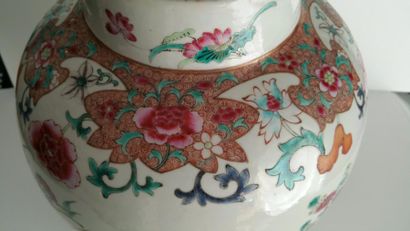 CHINE - Epoque XIXe siècle Vase en porcelaine décoré en émaux polychromes de la famille...