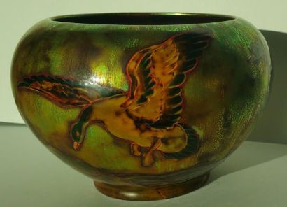 ZSOLNAY Vilmos (1840-1900) Manufacture à Pecs Hongrie « Vol de canards »
Vase céramique...