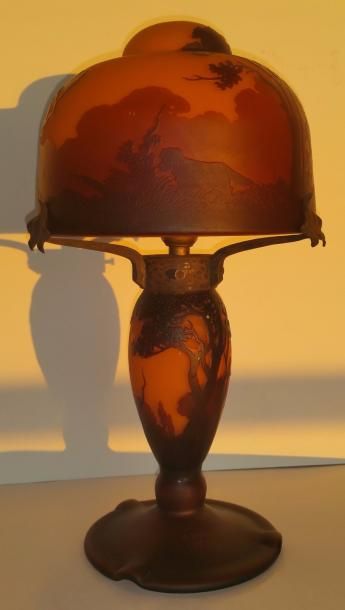 MÜLLER FRÈRES « Paysage lacustre au chien »
Lampe en verre, décor brun sur fond opaque...