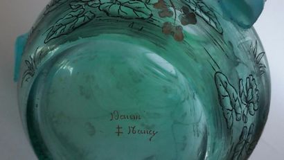 DAUM Nancy « Paysage lacustre aux hérons »
Vase en verre vert d’eau givré à l’acide,...