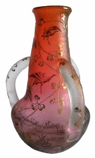 DAUM Nancy « Paysage lacustre aux hérons »
Vase en verre rose givré à l’acide, décoré...