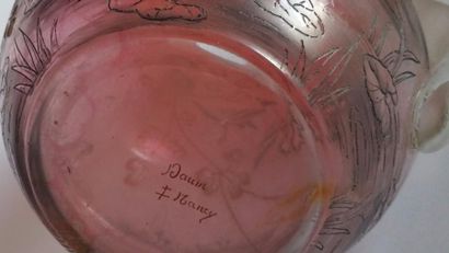 DAUM Nancy « Paysage lacustre aux hérons »
Vase en verre rose givré à l’acide, décoré...