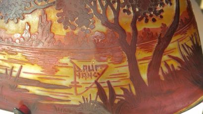 DAUM Nancy « Paysage lacustre »
Lampe paysage en verre marbré jaune et rouge orangé,...