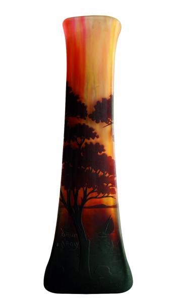 DAUM Nancy « Paysage maritime »
Vase en verre de 1900, à pigments intercalaires orange...