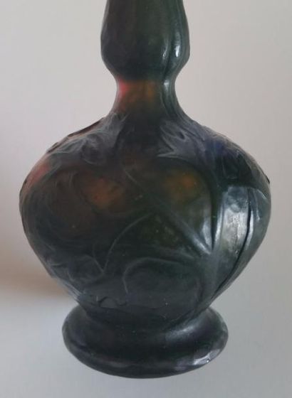 DAUM Nancy « Crocus »
Vase soliflore en verre où dans la couche superficielle épaisse...