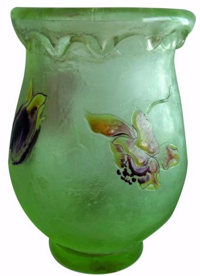GALLÉ Émile (1846-1904) « Anémones et Tulipe »
Vase en cristallerie couleur vert...