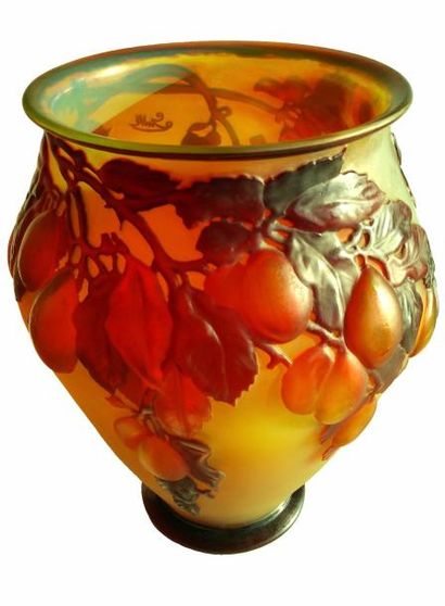 GALLÉ Émile (1846-1904) « Quetsches »
Vase en verre double opalescent soufflé-moulé...