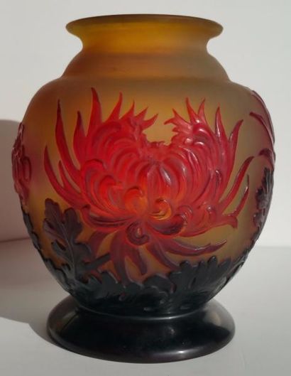 GALLÉ Émile (1846-1904) « Chrysanthèmes japonais »
Vase boule soufflé-moulé en verre...